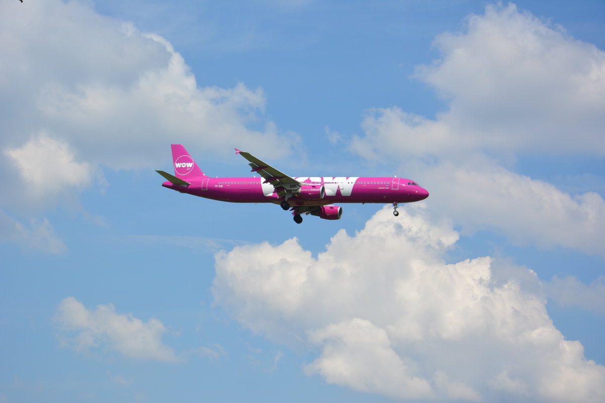 Datum: 04.06.2016
Uhrzeit: 12:00
Von: KEF - Reykjavik
Nach: SXF - Berlin (Schönefeld)
Flugnummer: WW720
Flugzeug: Airbus A321-211
Registration: TF-KID
Airline: WOW air
Aufnahmeort: Wiesenweg / Schönefeld (LDS)
