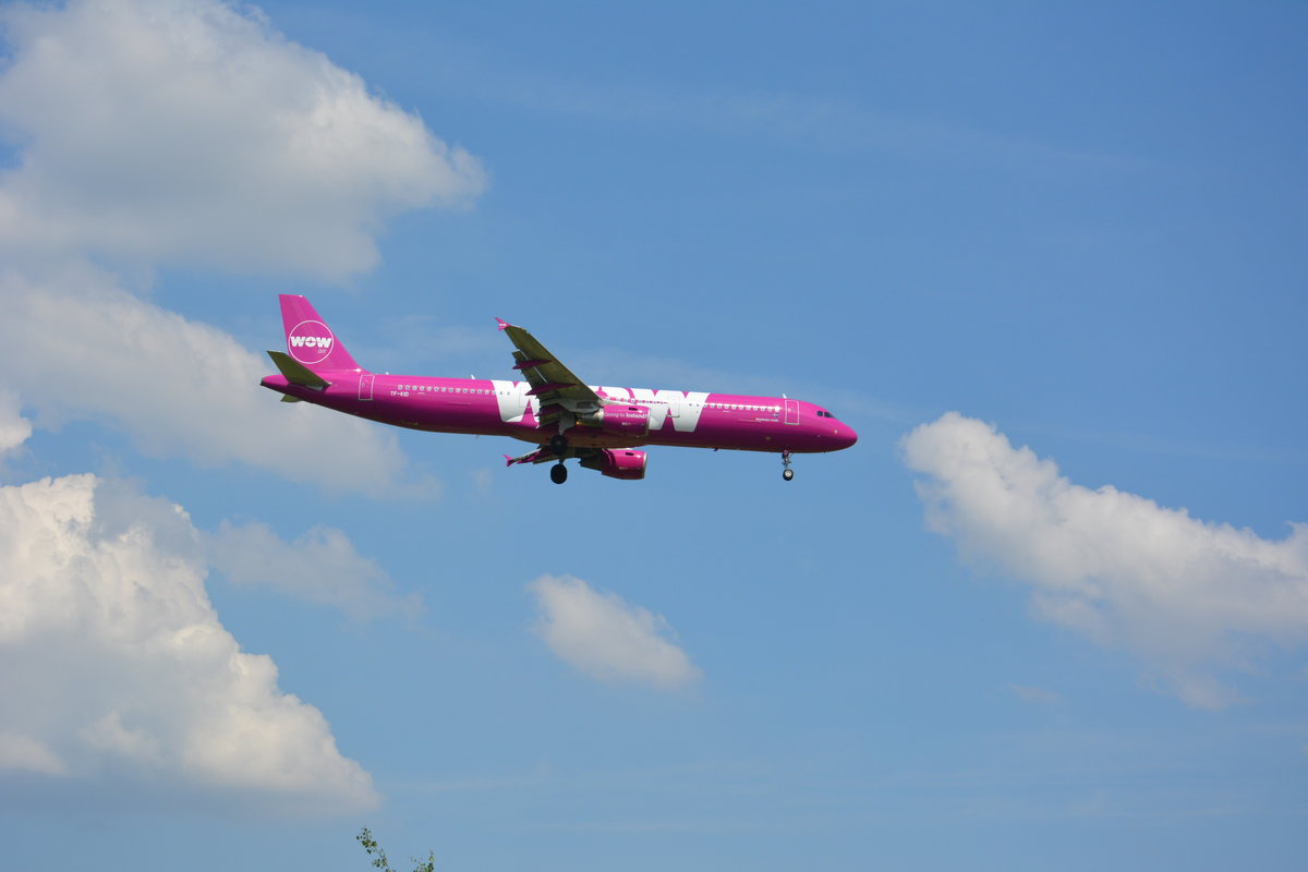 Datum: 04.06.2016
Uhrzeit: 12:00
Von: KEF - Reykjavik
Nach: SXF - Berlin (Schönefeld)
Flugnummer: WW720
Flugzeug: Airbus A321-211
Registration: TF-KID
Airline: WOW air
Aufnahmeort: Wiesenweg / Schönefeld (LDS)