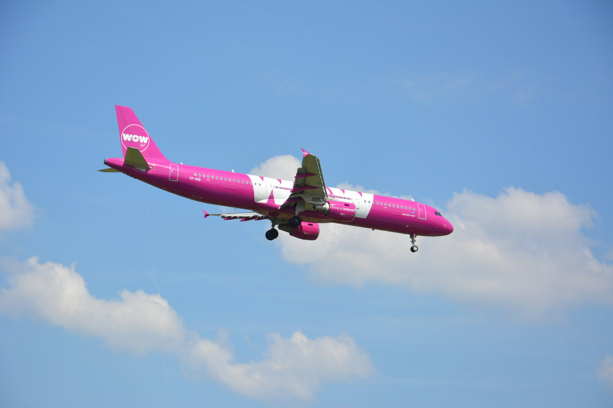 Datum: 04.06.2016
Uhrzeit: 12:00
Von: KEF - Reykjavik
Nach: SXF - Berlin (Schönefeld)
Flugnummer: WW720
Flugzeug: Airbus A321-211
Registration: TF-KID
Airline: WOW air
Aufnahmeort: Wiesenweg / Schönefeld (LDS)