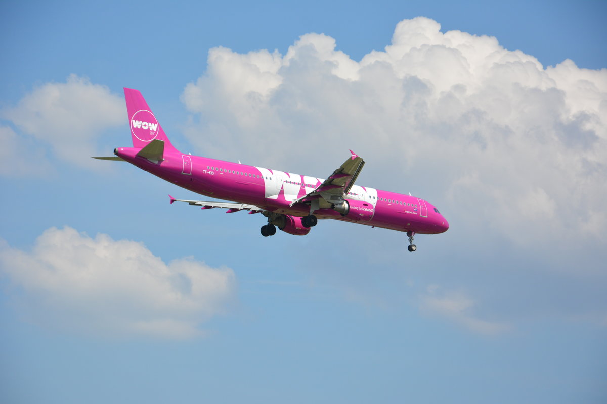 Datum: 04.06.2016
Uhrzeit: 12:00
Von: KEF - Reykjavik
Nach: SXF - Berlin (Schönefeld)
Flugnummer: WW720
Flugzeug: Airbus A321-211
Registration: TF-KID
Airline: WOW air
Aufnahmeort: Wiesenweg / Schönefeld (LDS)