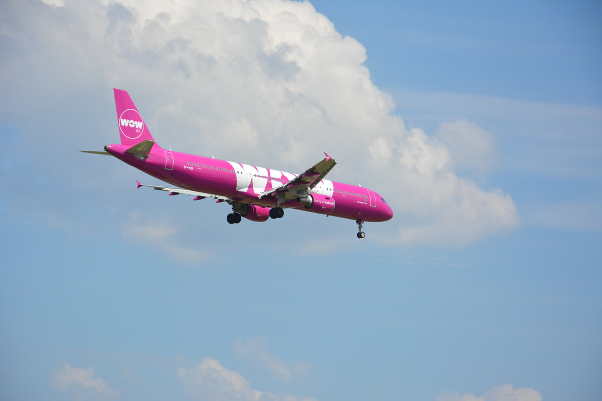 Datum: 04.06.2016
Uhrzeit: 12:00
Von: KEF - Reykjavik
Nach: SXF - Berlin (Schönefeld)
Flugnummer: WW720
Flugzeug: Airbus A321-211
Registration: TF-KID
Airline: WOW air
Aufnahmeort: Wiesenweg / Schönefeld (LDS)