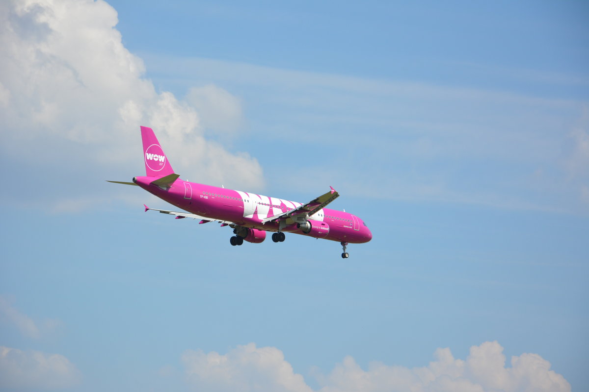 Datum: 04.06.2016
Uhrzeit: 12:00
Von: KEF - Reykjavik
Nach: SXF - Berlin (Schönefeld)
Flugnummer: WW720
Flugzeug: Airbus A321-211
Registration: TF-KID
Airline: WOW air
Aufnahmeort: Wiesenweg / Schönefeld (LDS)