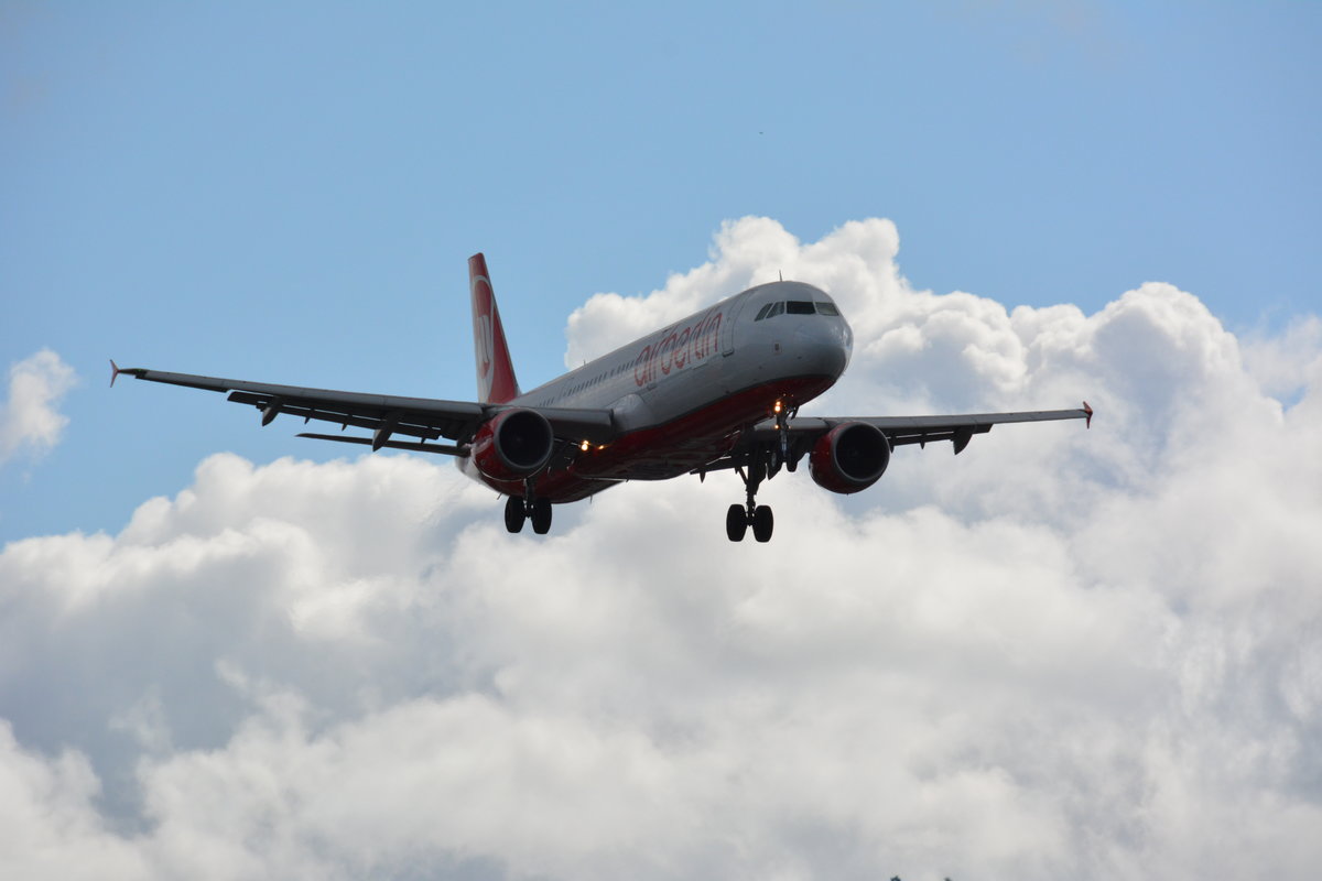 Datum: 11.08.2016
Uhrzeit: 10:37
Von: DUS - Düsseldorf
Nach: TXL - Berlin
Flugnummer: AB6436
Flugzeug: Airbus A321-211
Registration: D-ABCA
Airline: Air Berlin
Aufnahmeort: Meteorstraße Berlin 