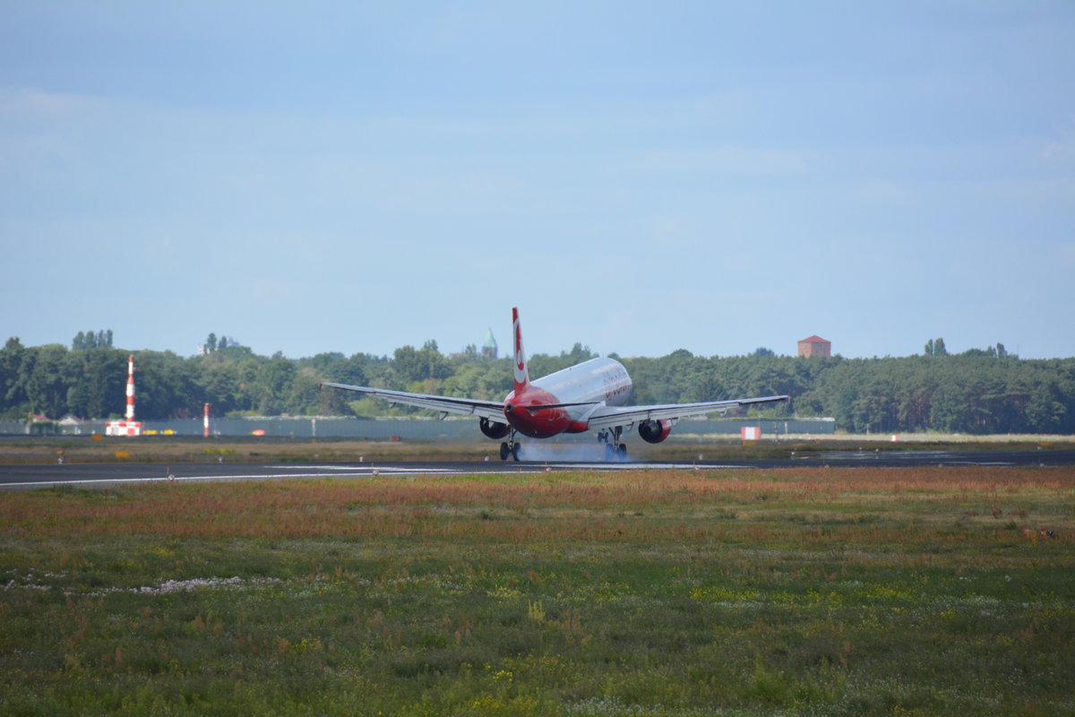 Datum: 11.08.2016
Uhrzeit: 10:37
Von: DUS - Düsseldorf
Nach: TXL - Berlin
Flugnummer: AB6436
Flugzeug: Airbus A321-211
Registration: D-ABCA
Airline: Air Berlin
Aufnahmeort: Meteorstraße Berlin 