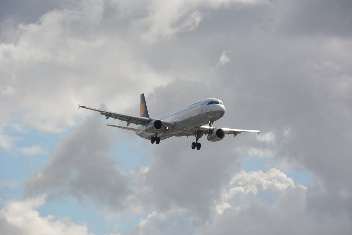 Datum: 11.08.2016
Uhrzeit: 10:49
Von: FRA - Frankfurt
Nach: TXL - Berlin
Flugnummer: LH178
Flugzeug: Airbus A321-231
Registration: D-AIDG
Airline: Lufthansa
Aufnahmeort: Meteorstraße Berlin 