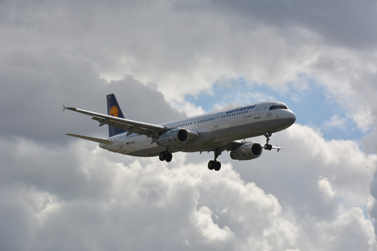 Datum: 11.08.2016
Uhrzeit: 10:49
Von: FRA - Frankfurt
Nach: TXL - Berlin
Flugnummer: LH178
Flugzeug: Airbus A321-231
Registration: D-AIDG
Airline: Lufthansa
Aufnahmeort: Meteorstraße Berlin 