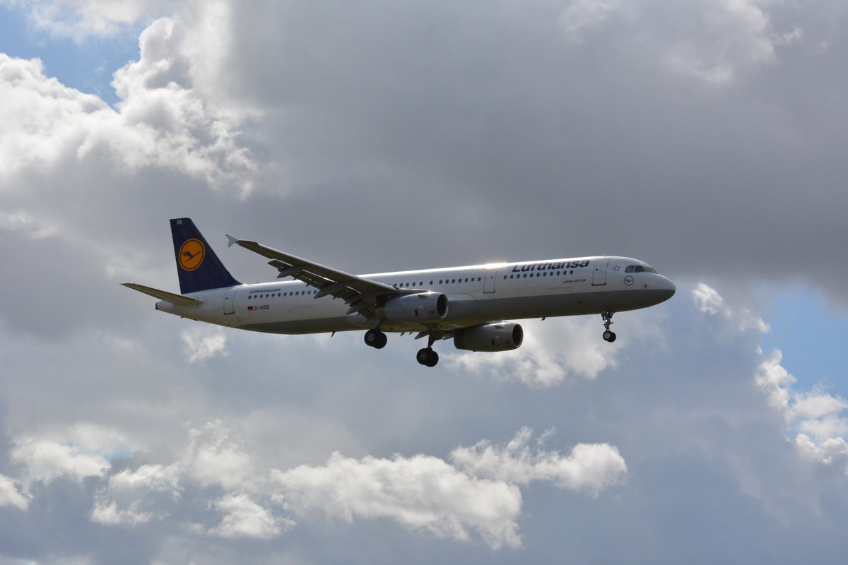 Datum: 11.08.2016
Uhrzeit: 10:49
Von: FRA - Frankfurt
Nach: TXL - Berlin
Flugnummer: LH178
Flugzeug: Airbus A321-231
Registration: D-AIDG
Airline: Lufthansa
Aufnahmeort: Meteorstraße Berlin 