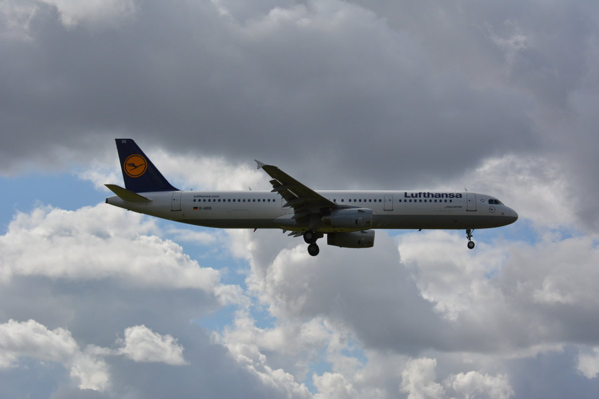 Datum: 11.08.2016
Uhrzeit: 10:49
Von: FRA - Frankfurt
Nach: TXL - Berlin
Flugnummer: LH178
Flugzeug: Airbus A321-231
Registration: D-AIDG
Airline: Lufthansa
Aufnahmeort: Meteorstraße Berlin 