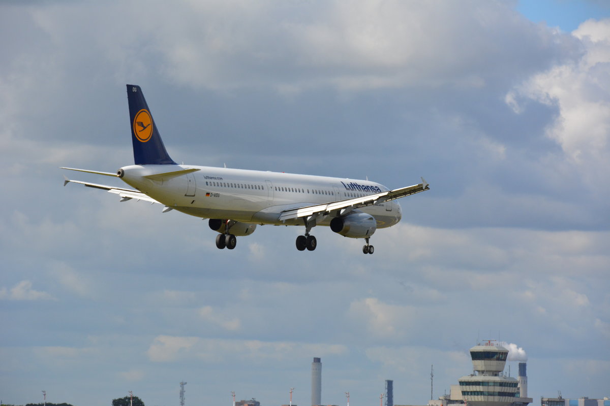 Datum: 11.08.2016
Uhrzeit: 10:49
Von: FRA - Frankfurt
Nach: TXL - Berlin
Flugnummer: LH178
Flugzeug: Airbus A321-231
Registration: D-AIDG
Airline: Lufthansa
Aufnahmeort: Meteorstraße Berlin 